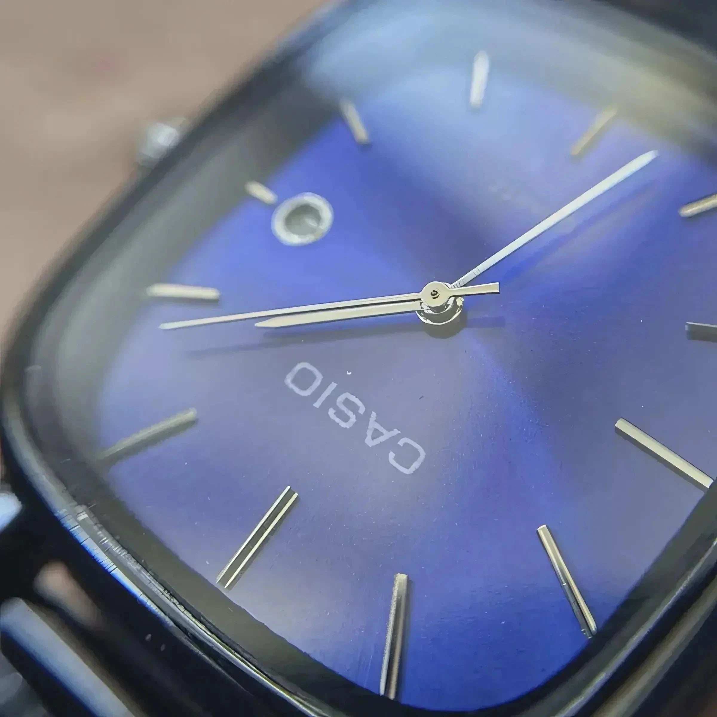 C A S I O Luxurious 36mm Watch - Water Resistant | Transferred steel Relógio CASIO Luxurious 36mm - Unissex Resistente à água | Aço Inoxidável Adelstein 