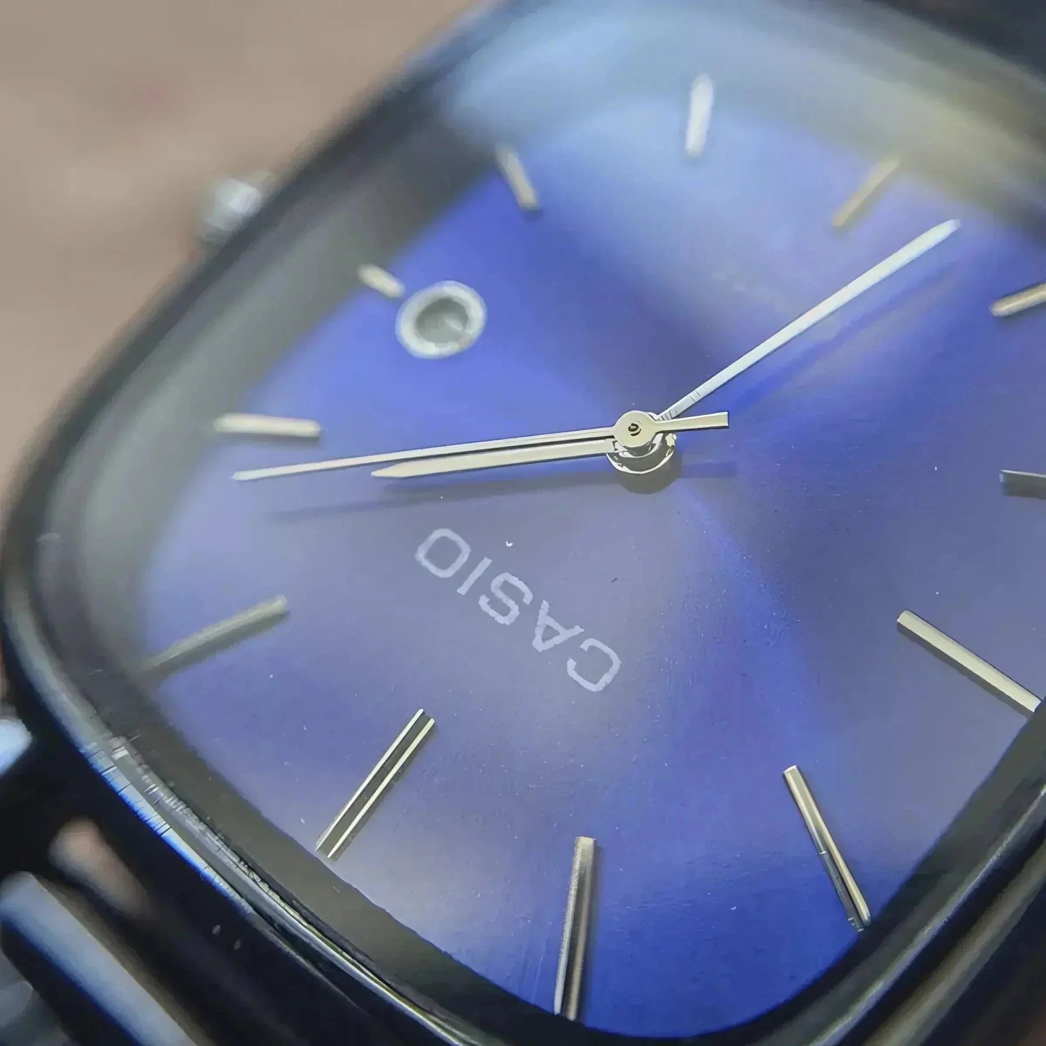 C A S I O Luxurious 36mm Watch - Water Resistant | Transferred steel Relógio CASIO Luxurious 36mm - Unissex Resistente à água | Aço Inoxidável Adelstein 